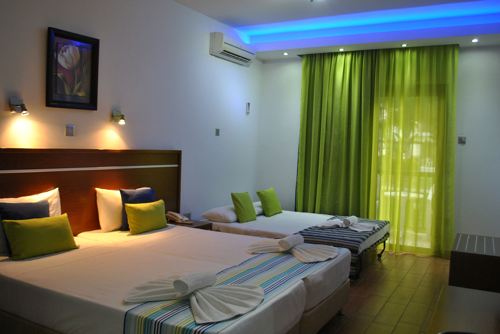 Loutsiana Hotel Deluxe Studio decorated two single beds and sofa