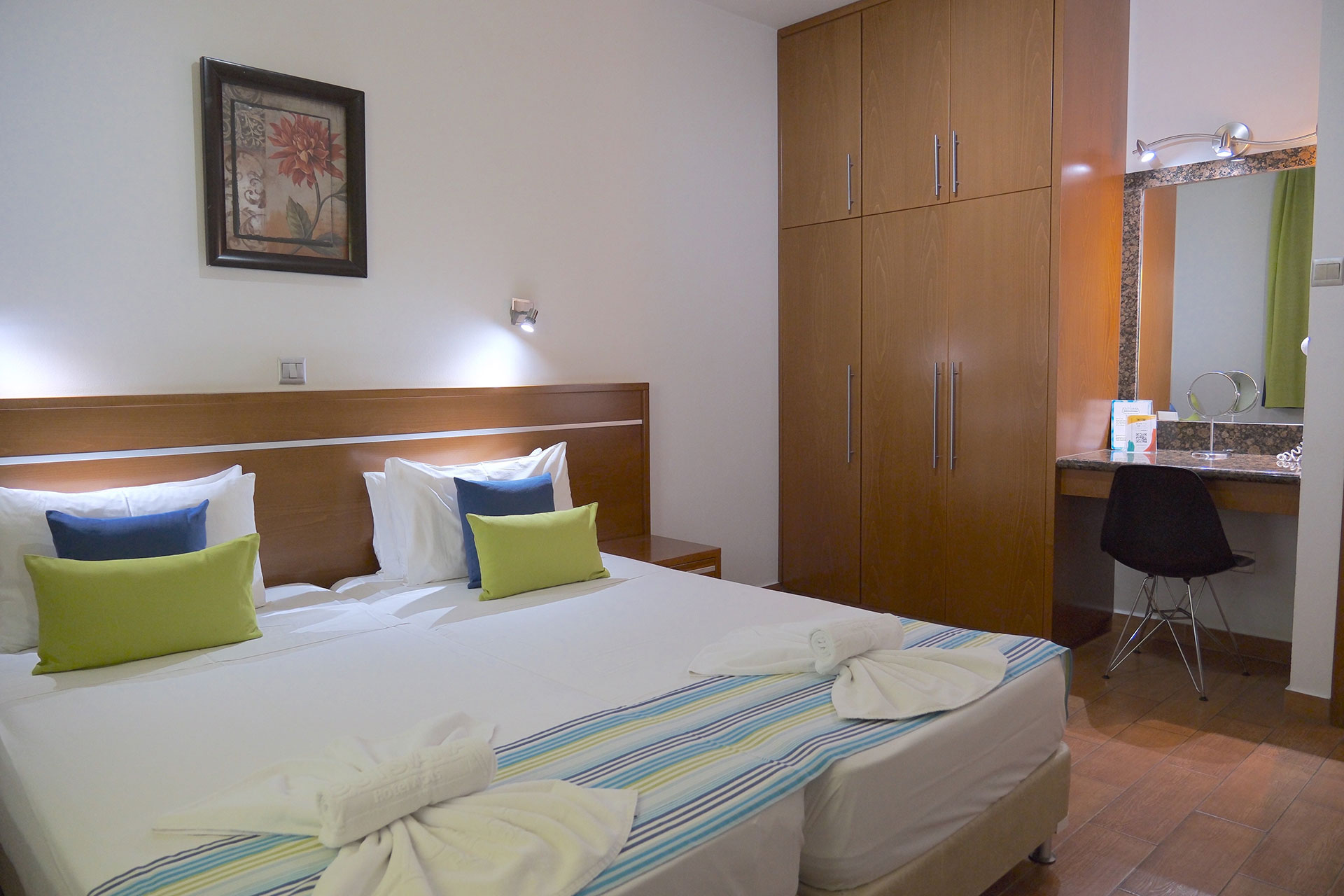 Loutsiana Hotel Deluxe One Bedroom Apt two single beds and closet