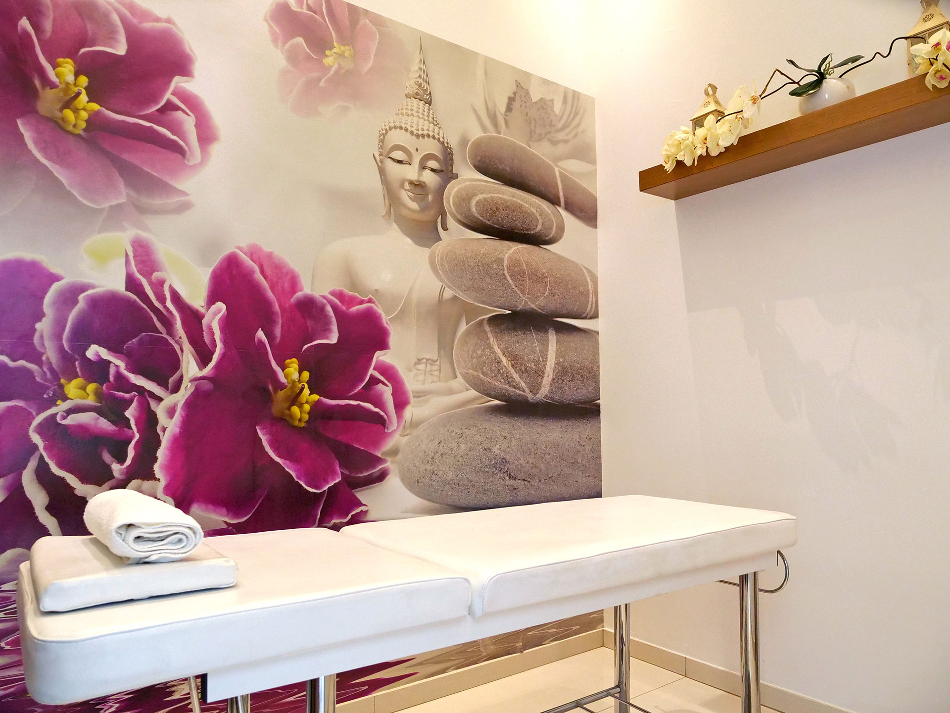 Loutsiana Hotel spa massage bed and decorations